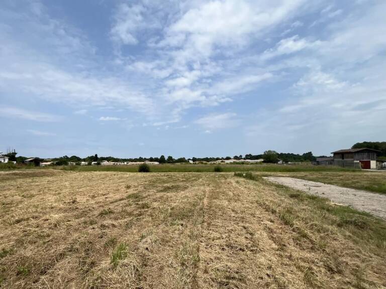 Terrain à bâtir de 568 m² à MARTILLAC (33) — photo 1