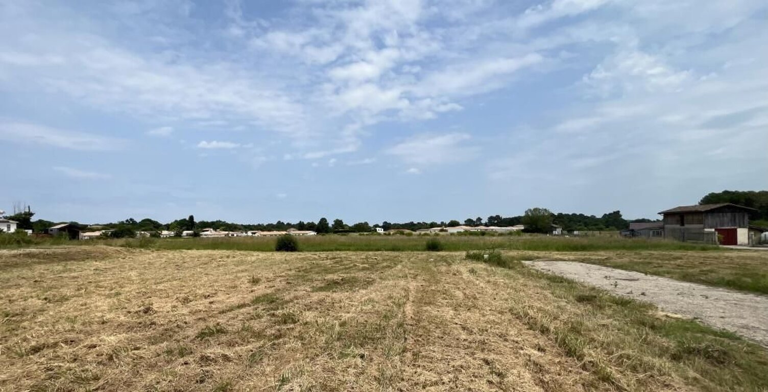 Terrain à bâtir de 568 m² à MARTILLAC (33) — photo 1
