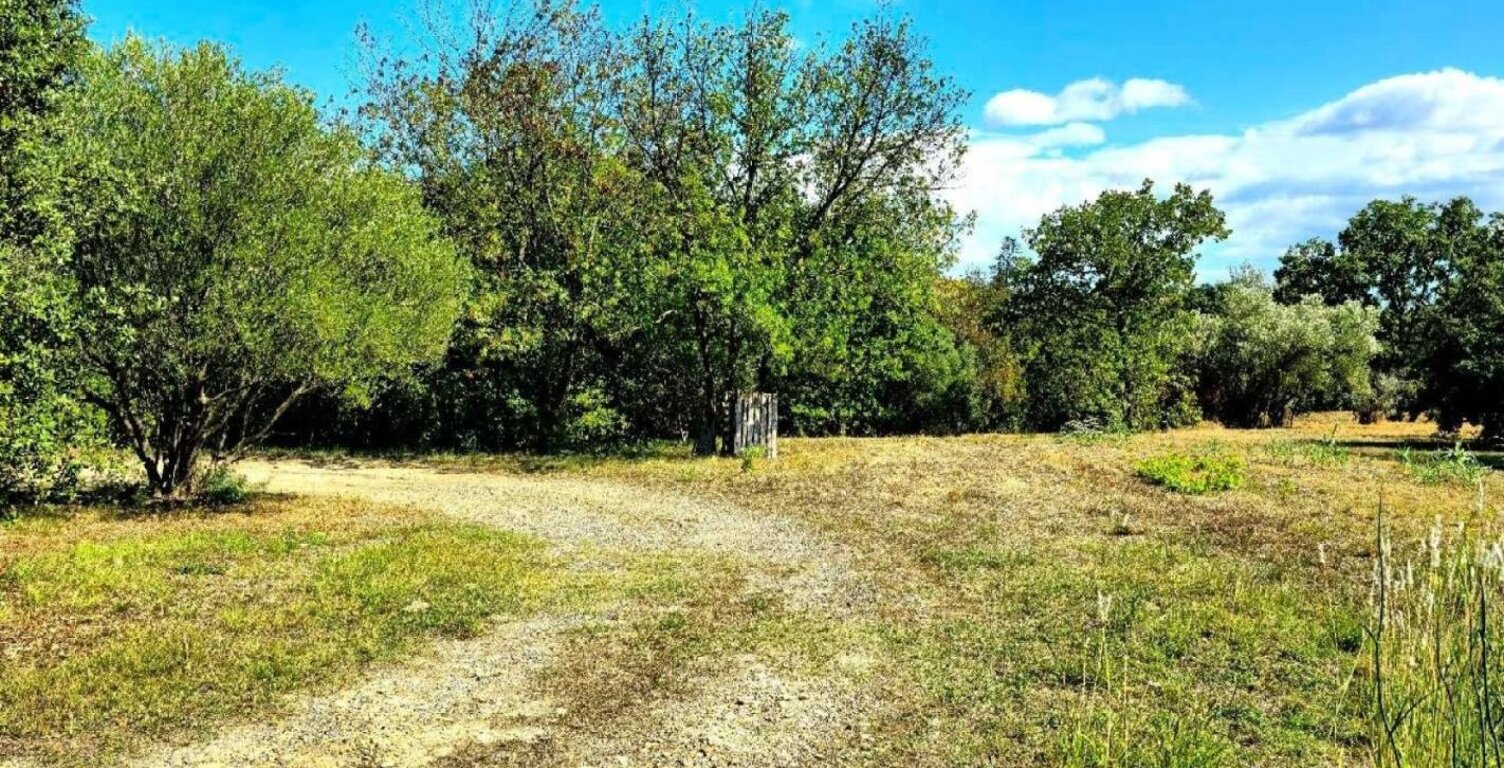 Terrain à bâtir de 650 m² à MARGAUX (33) — photo 1