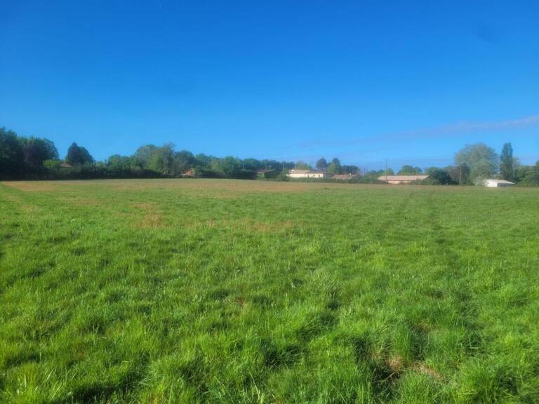 Terrain à bâtir de 415 m² à LOUPES (33) — photo 1