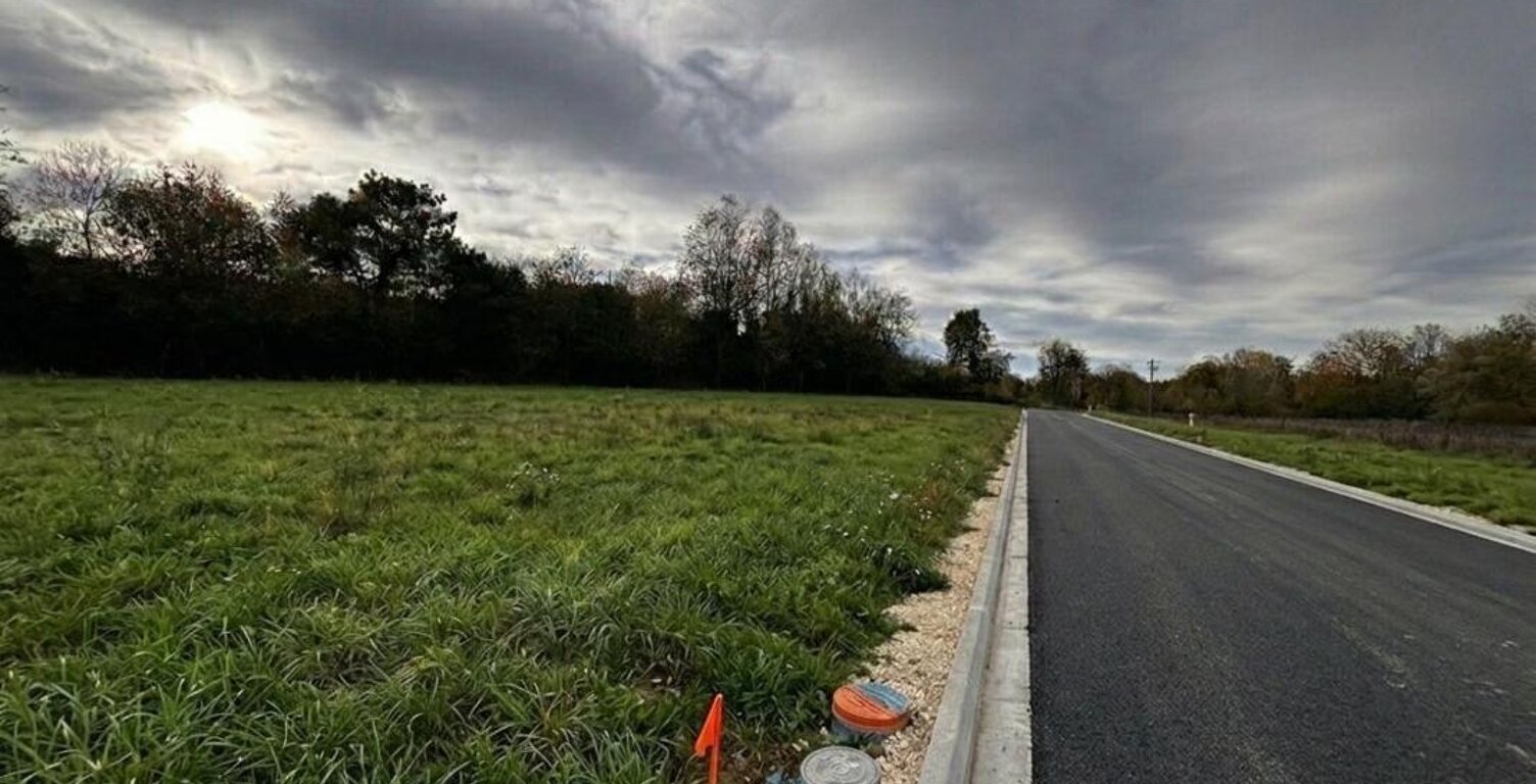 Terrain à bâtir de 834 m² à PEUJARD (33) — photo 1