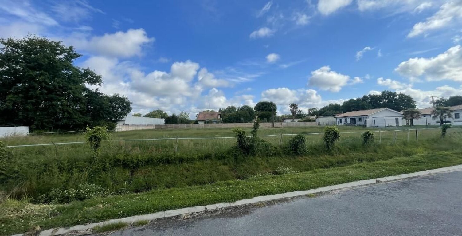 Terrain à bâtir de 700 m² à LANTON (33) — photo 1
