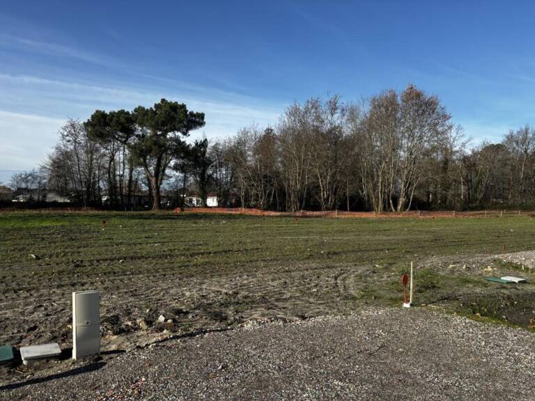 Terrain à bâtir de 930 m² à MARGAUX (33) — photo 1