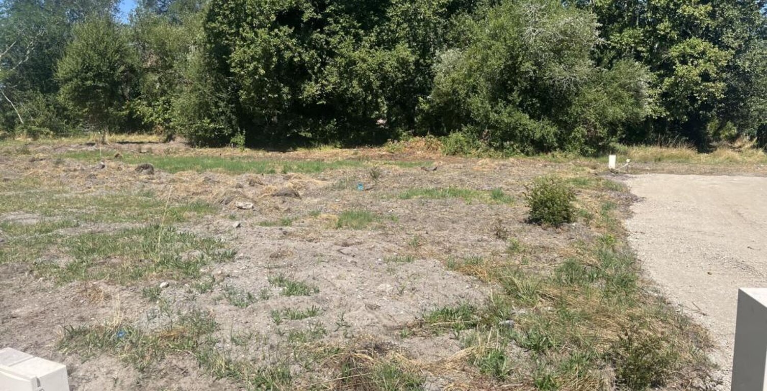 Terrain à bâtir de 653 m² à LE PORGE (33) — photo 1