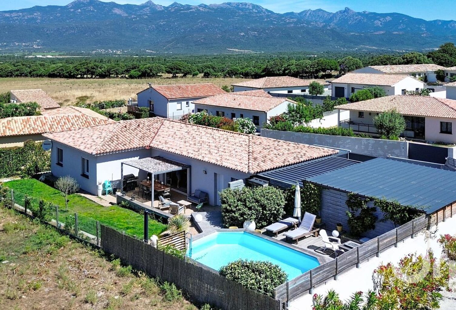 Villa 2 chambres avec piscine, dépendance, garage et atelier — photo 1