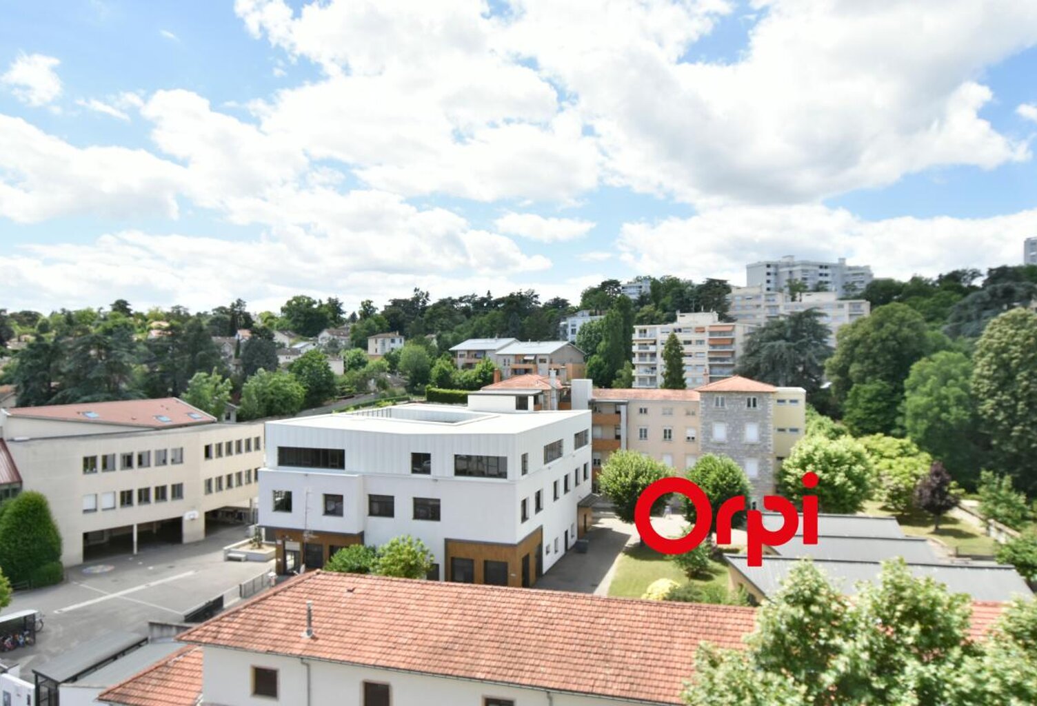 Appartement avec vue dégagée en centre-ville d'Oullins — photo 1