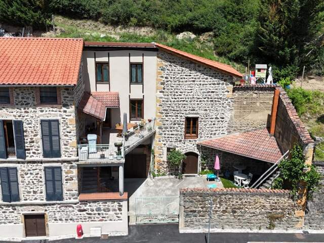 Superbe maison en pierre dans un jolie cadre — photo du bien