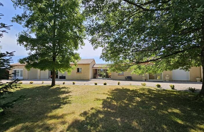 ENSEMBLE IMMOBILIER  DE PLAIN PIED 240 m² -  8 CHAMBRES - TERRAIN 5000 m² - PISCINE - GARAGES — photo 2