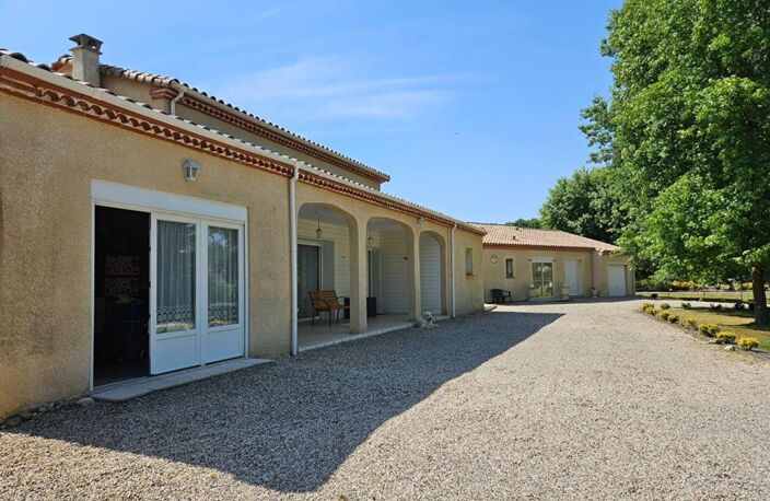 ENSEMBLE IMMOBILIER  DE PLAIN PIED 240 m² -  8 CHAMBRES - TERRAIN 5000 m² - PISCINE - GARAGES — photo 3