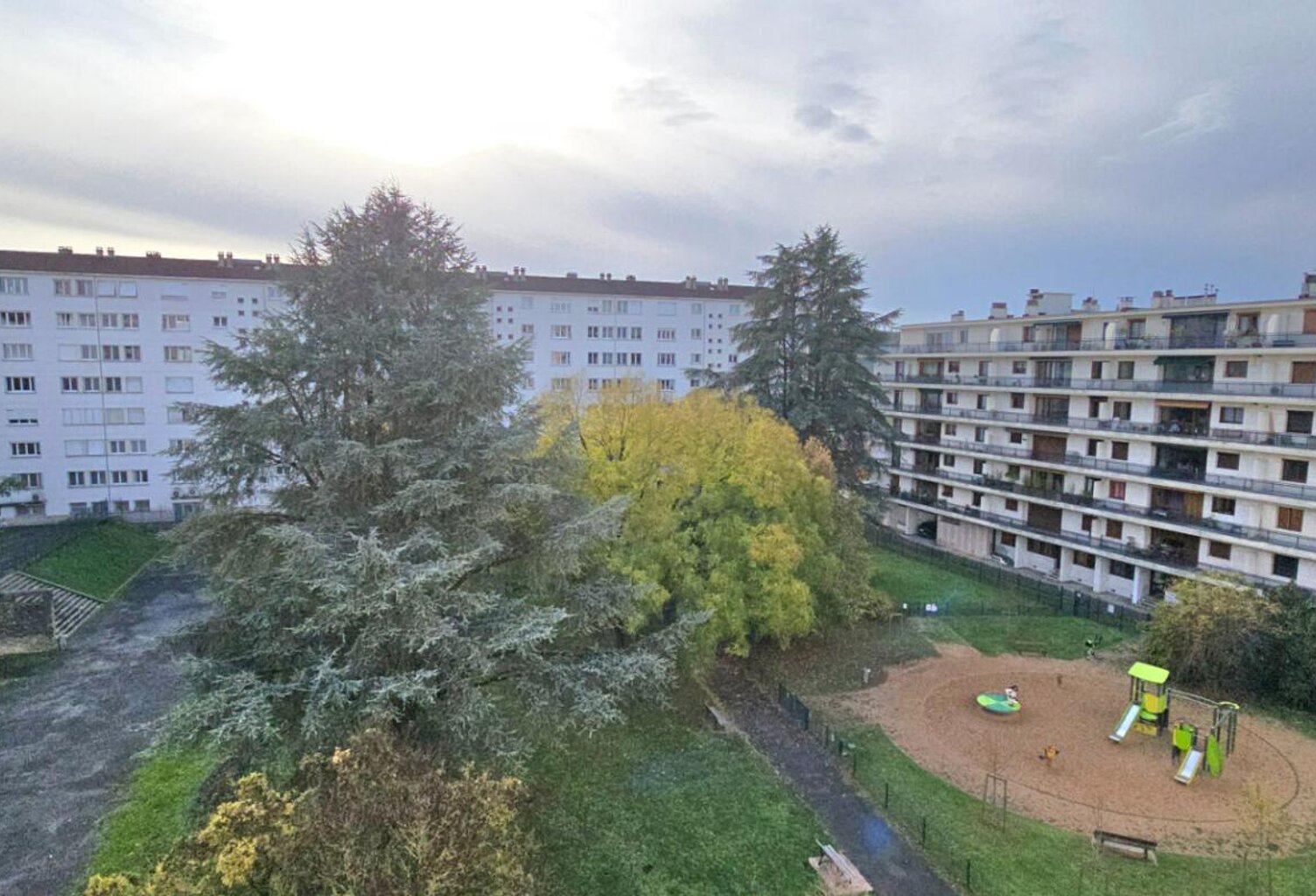 Appartement type 6, à rénover, situé au 4ème étage d'une copropriété avec cave et ascenseur — photo 1
