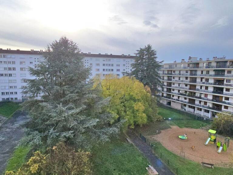 Appartement type 6, à rénover, situé au 4ème étage d'une copropriété avec cave et ascenseur — photo 1