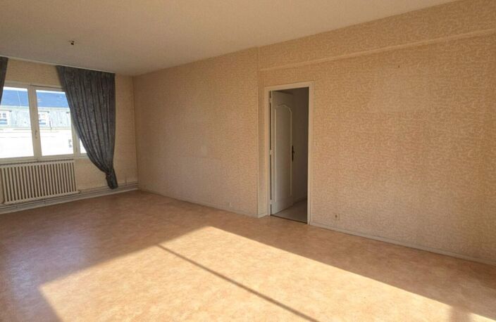 Appartement type 6, à rénover, situé au 4ème étage d'une copropriété avec cave et ascenseur — photo 2