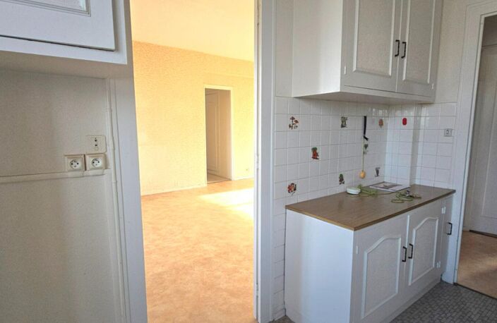 Appartement type 6, à rénover, situé au 4ème étage d'une copropriété avec cave et ascenseur — photo 5