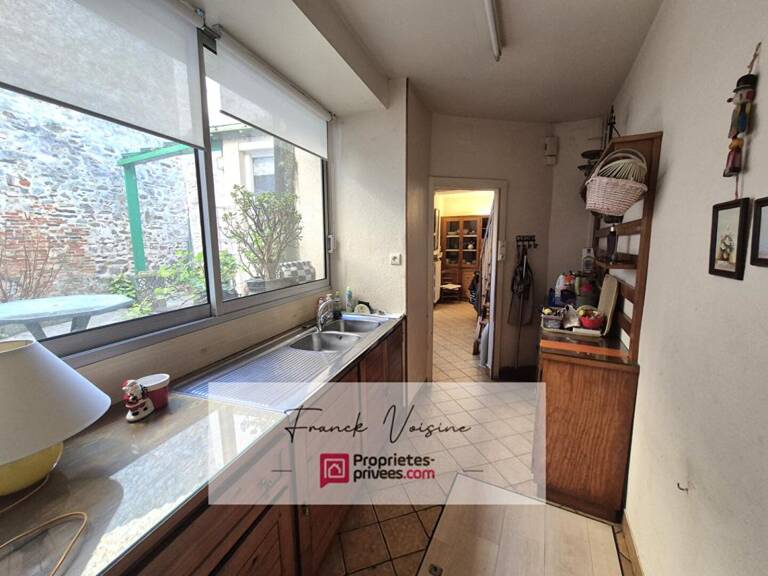 A VENDRE à Mouchamps, maison de 163 m2 env  et murs commerciaux de 158 m2 env  sur une parcelle de 248 m2 en centre ville — photo 1