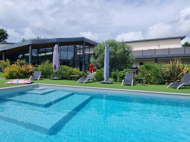 Villa d'Architecte de 800 m² - 16 pièces - 9 chambres - 1 appartement T3 - 1 piscine intérieure et 1 extérieure - parcelle 2500 m² - Le Temple — photo 1