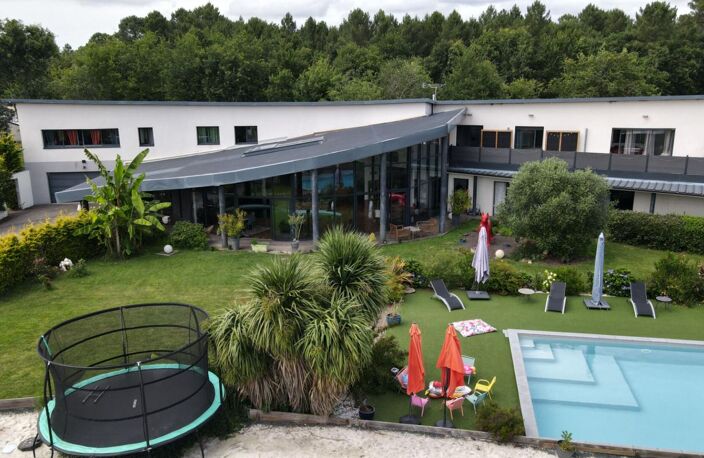 Villa d'Architecte de 800 m² - 16 pièces - 9 chambres - 1 appartement T3 - 1 piscine intérieure et 1 extérieure - parcelle 2500 m² - Le Temple — photo 5