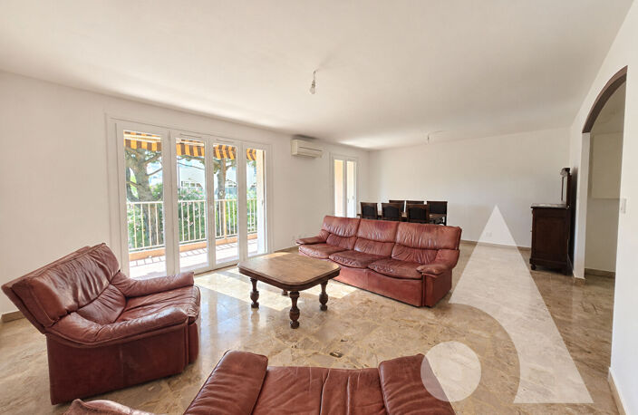 Spacieux T3 de 77 m²env.  avec Terrasse, Parking & Cave - FREJUS PLAGE — photo 4