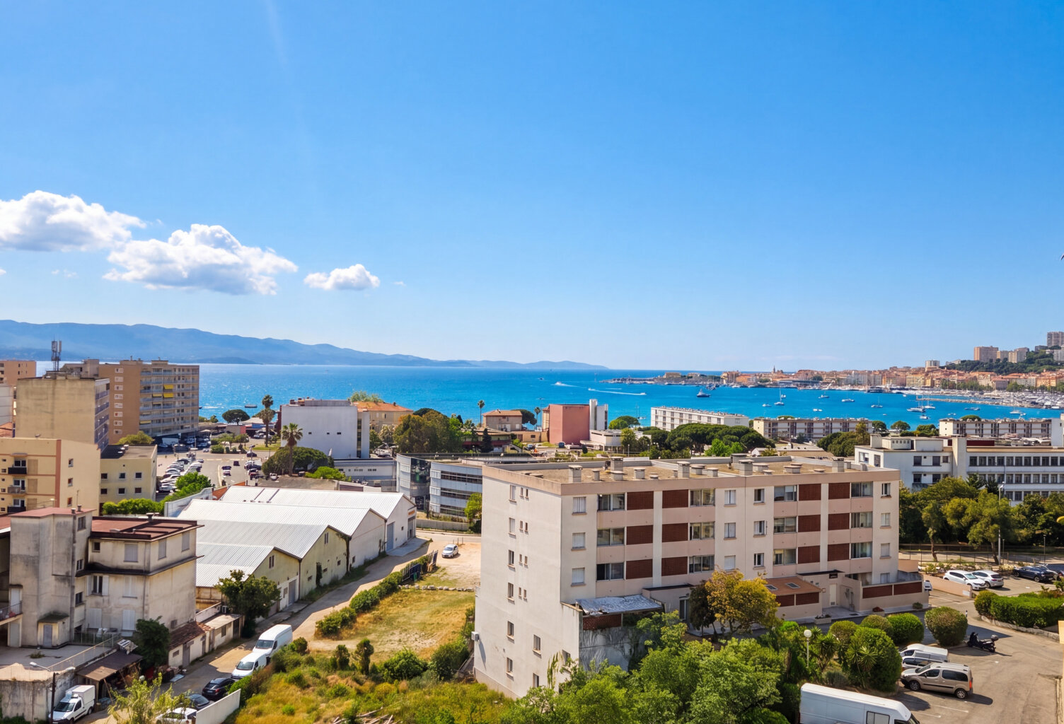 AJACCIO Entrée de ville - Superbe T3/4 rénové vue mer — photo 1