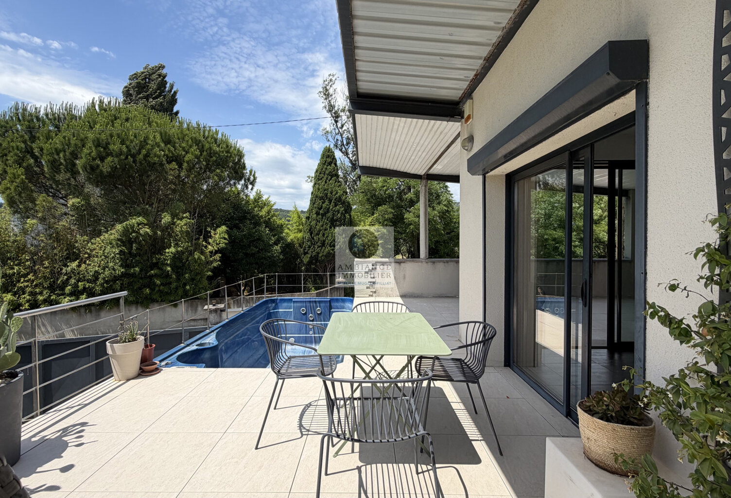 Un lieu de vie atypique avec piscine — photo 1