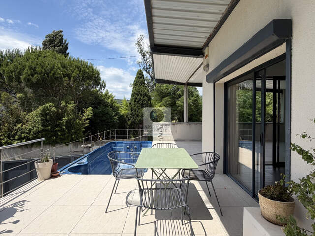 Un lieu de vie atypique avec piscine — photo du bien