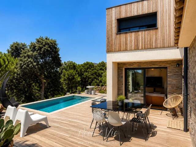 MAISON MODERNE DE 2023 SUR LES HAUTEURS DU LAVANDOU AVEC PISCINE — photo du bien