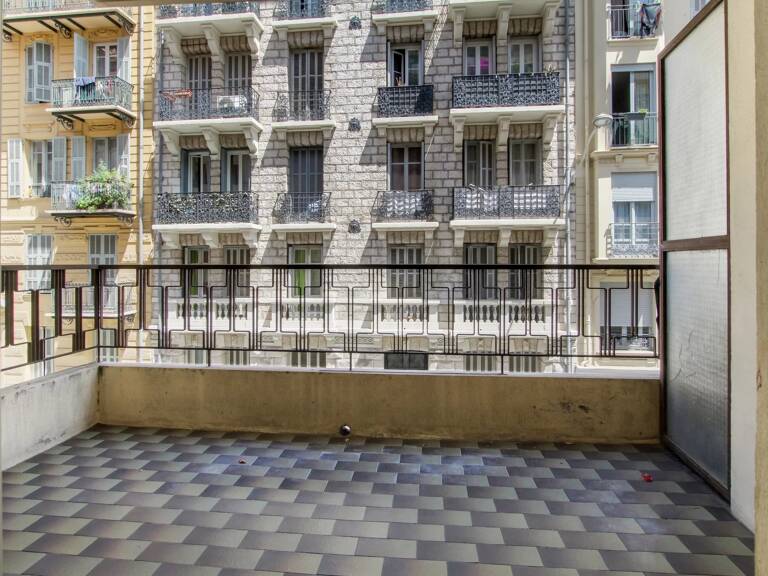 Nice Libération : 3 pièces a rénover avec terrasse — photo 1