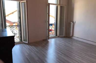 Appartement 3 pièces 864 €