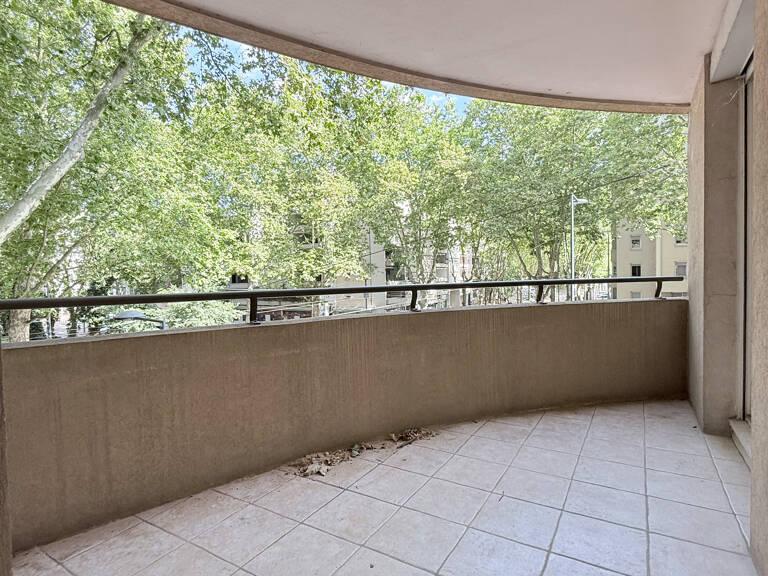 Grand T3 avec balcons et garage   Villeurbanne Charpennes — photo 1