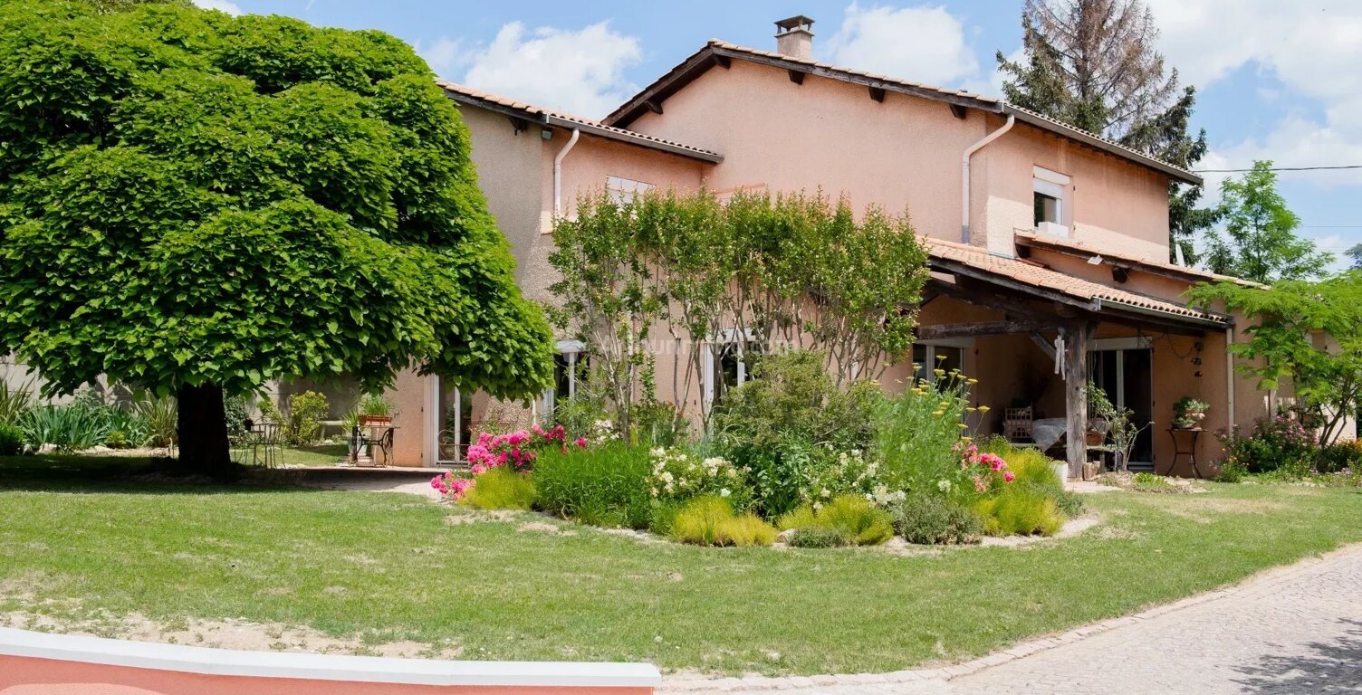 MAISON FAMIALLE A NEYRON LE HAUT -190 M² — photo 1