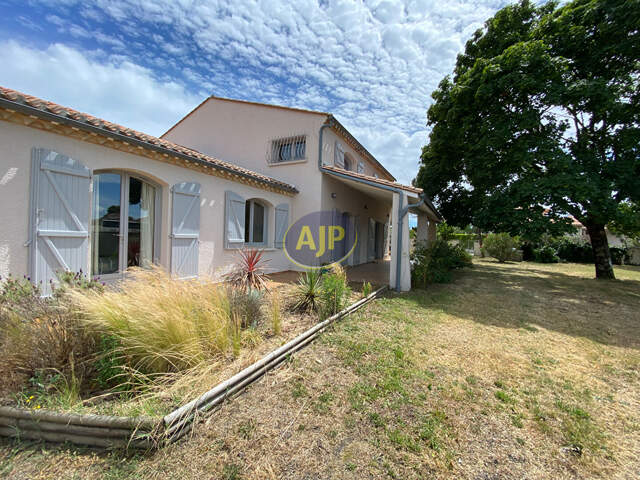 Ensemble immobilier de caractère à Vendays-Bourg — photo du bien