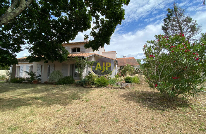 Ensemble immobilier de caractère à Vendays-Bourg — photo 2