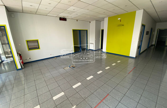 LOCAL COMMERCIAL PLEIN CENTRE - DOUE EN ANJOU — photo 3