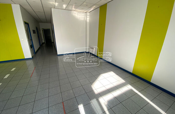 LOCAL COMMERCIAL PLEIN CENTRE - DOUE EN ANJOU — photo 4