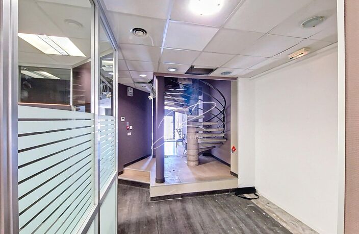 Immeuble 200 m² + 100 m² de combles — photo 3