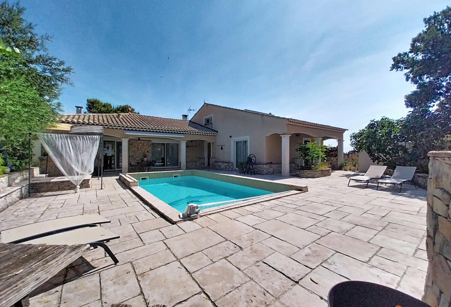 Villa de prestige, dépendances, piscine, garages. — photo 1