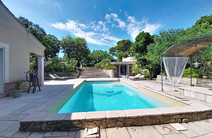 Villa de prestige, dépendances, piscine, garages. — photo 2