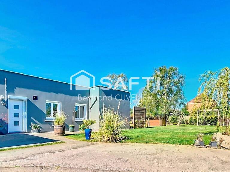 Maison plain pied rénovée avec nombreuses dépendances, garages et stationnements — photo 1