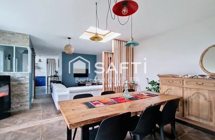 Maison plain pied rénovée avec nombreuses dépendances, garages et stationnements — photo 4