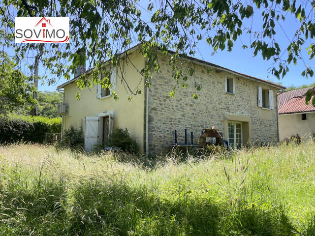 DANS UN ENDROIT VERDOYANT, ANCIENNE GRANGE EN PIERRE CONVERT — photo du bien