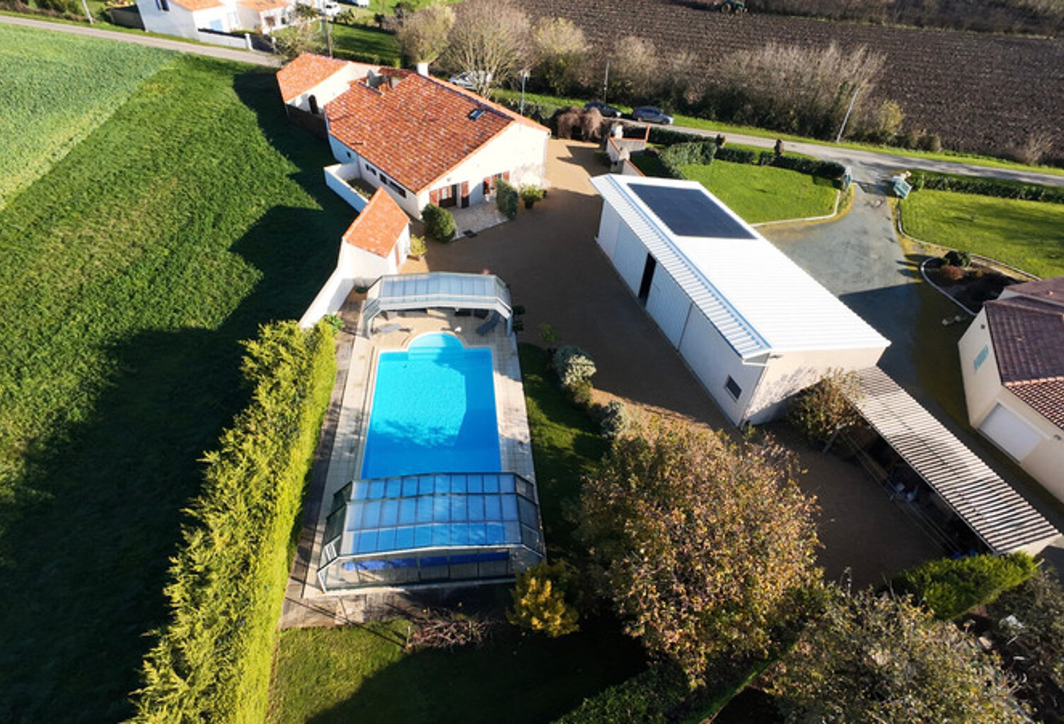 NALLIERS 85370 CALME ABSOLU AUTHENTIQUE FERME RENOVEE AVEC PISCINE HANGAR ET DEPENDANCES SUR 2622M² — photo 1