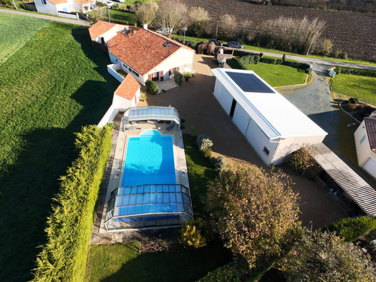 NALLIERS 85370 CALME ABSOLU AUTHENTIQUE FERME RENOVEE AVEC PISCINE HANGAR ET DEPENDANCES SUR 2622M² — photo 1