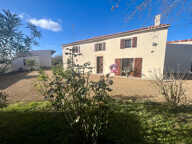 NALLIERS 85370 CALME ABSOLU AUTHENTIQUE FERME RENOVEE AVEC PISCINE HANGAR ET DEPENDANCES SUR 2622M² — photo 2
