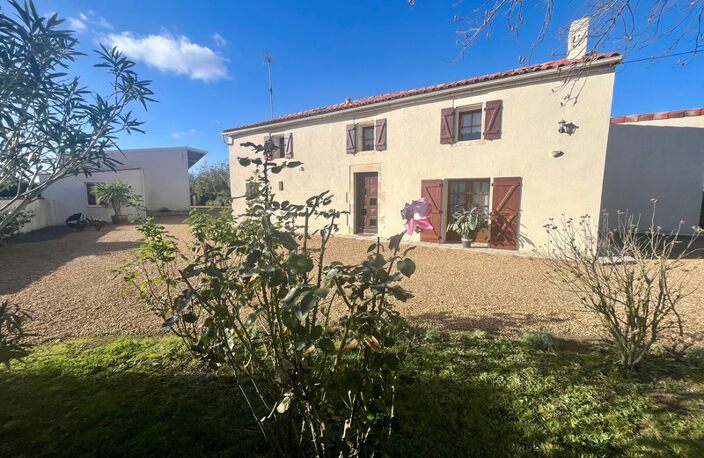 NALLIERS 85370 CALME ABSOLU AUTHENTIQUE FERME RENOVEE AVEC PISCINE HANGAR ET DEPENDANCES SUR 2622M² — photo 2