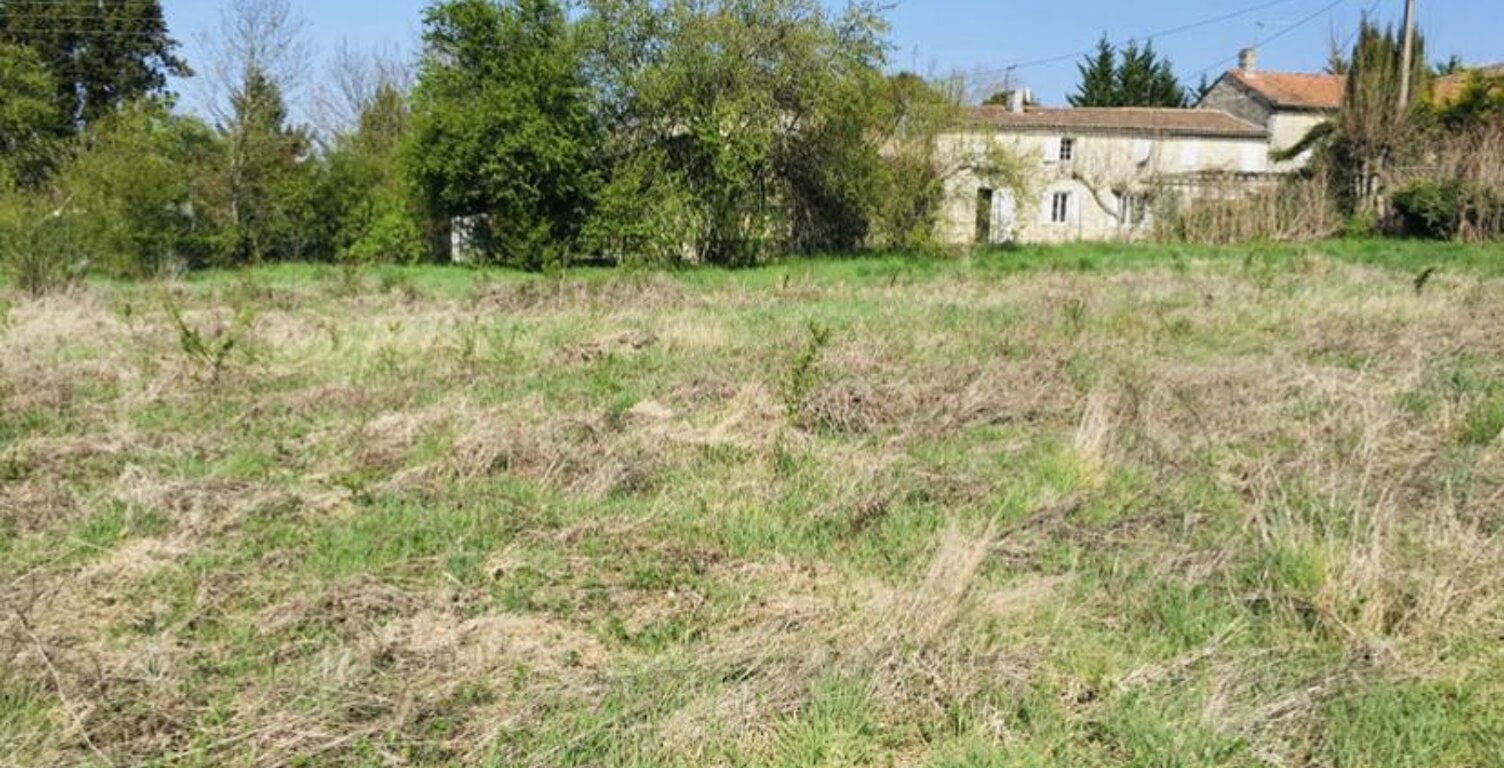 Terrain à bâtir de 733 m² à BOURG (33) — photo 1