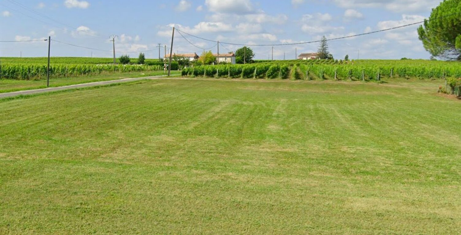 Terrain à bâtir de 1135 m² à SAINT-SAVIN (33) — photo 1