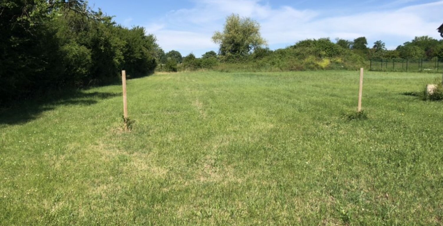 Terrain à bâtir de 824 m² à PUGNAC (33) — photo 1