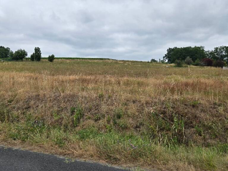Terrain à bâtir à Saint-Savin (33920) — photo 1