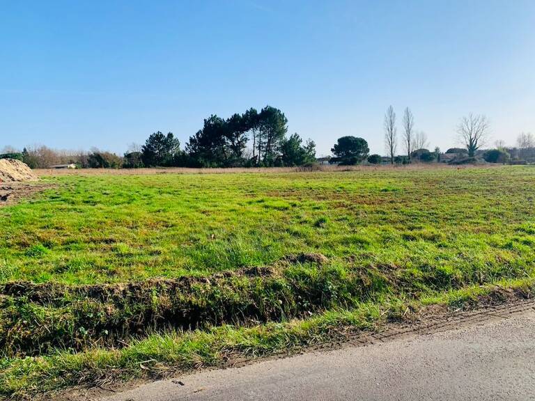 Terrain à bâtir de 630 m² à SAINT-SAVIN (33) — photo 1