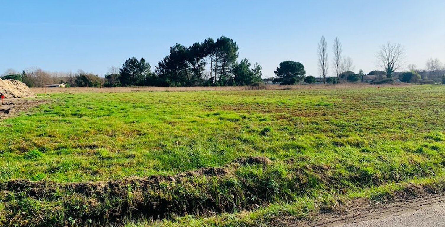 Terrain à bâtir de 630 m² à SAINT-SAVIN (33) — photo 1