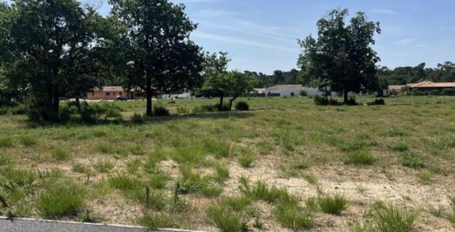 Terrain à bâtir de 1019 m² à VENDAYS-MONTALIVET (33) — photo 1